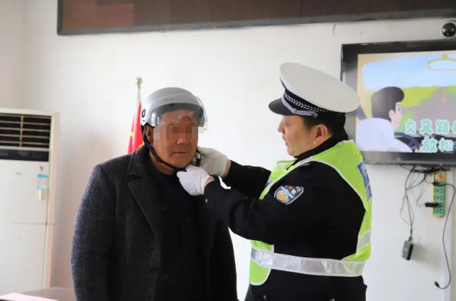 郯城大队走进泉源镇集东村，开展&ldquo;美丽乡村行&rdquo;交通安全巡回宣讲活动