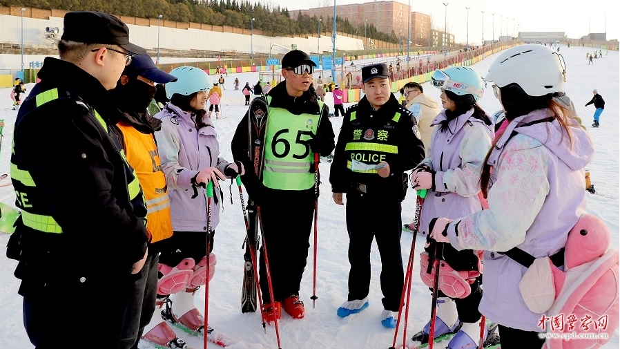 陕西省西安市公安局灞桥分局狄寨派出所组织民警辅警走进辖区白鹿原滑雪场加强安全巡视，