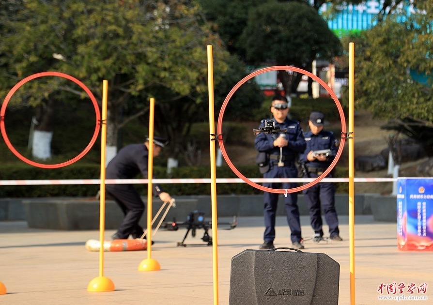 江西省共青城市公安局组织民警辅警开展警用无人机实战化训练。