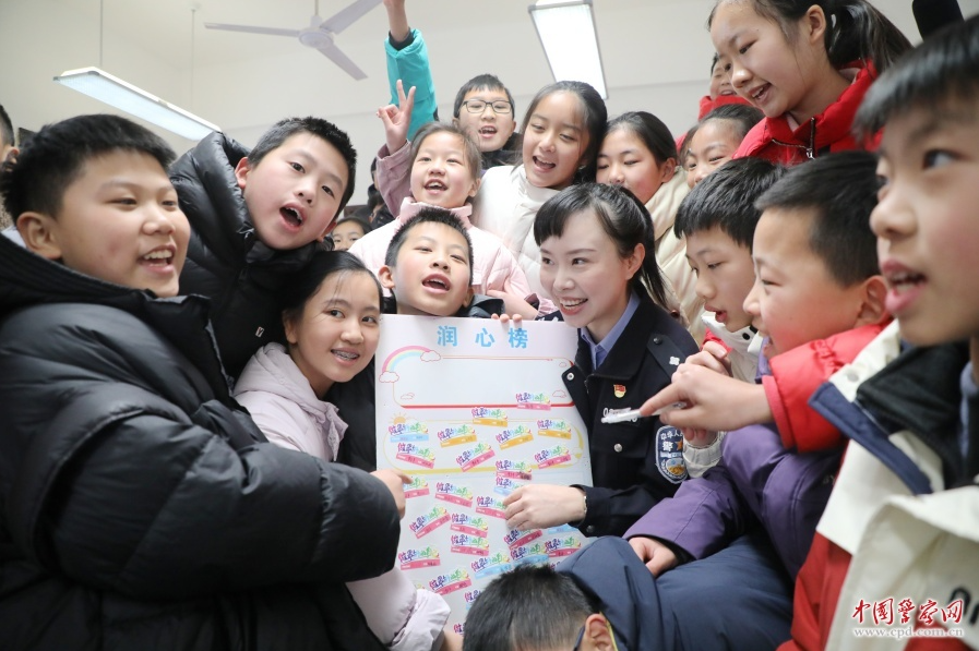 江西省九江市公安局民警来到辖区小学开展安全宣传进校园活动