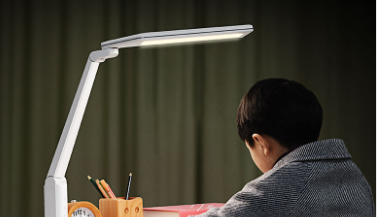 市价不到两百的护眼灯校园采购价却高达七八百，背后藏何猫腻？