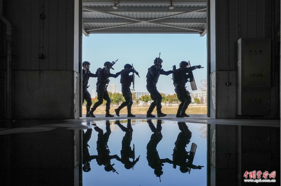 南京铁路公安处特警支队联合南京东站派出所演练现场。