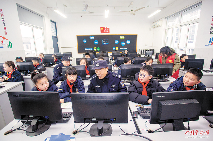 浙江省台州市公安局黄岩分局城东派出所民警在电脑教室教授学生们网络安全知识