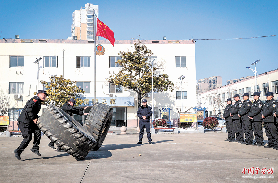 江苏省沭阳县公安局巡特警大队组织开展冬季大练兵活动