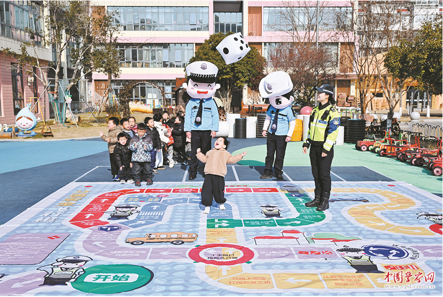 江省湖州市公安局南浔区分局交通管理大队民警辅警引导孩子们学习交通法律法规