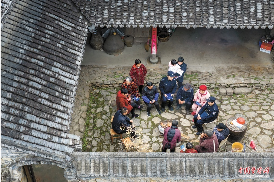 浙江省台州市公安局黄岩分局宁溪派出所民警辅警来到辖区村庄走访