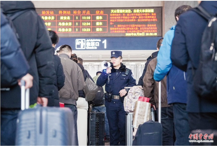 乌鲁木齐铁路公安局哈密公安处增设多个便民服务点引导候车旅客有序乘车