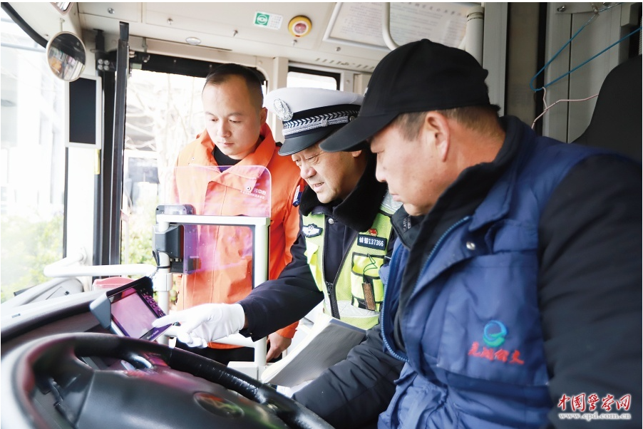 安徽省芜湖市公安局交管支队鸠江大队民警辅警和检修人员检查车辆视频设备状况