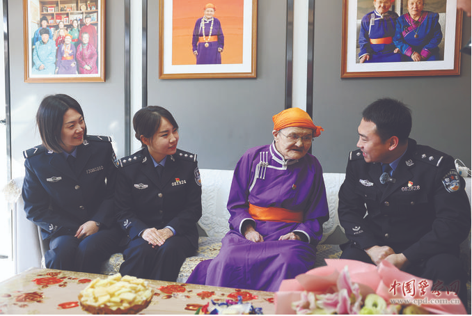 锡林郭勒盟公安局民警辅警拜访&ldquo;草原额吉&rdquo;并回访寻根成功的&ldquo;国家的孩子&rdquo;