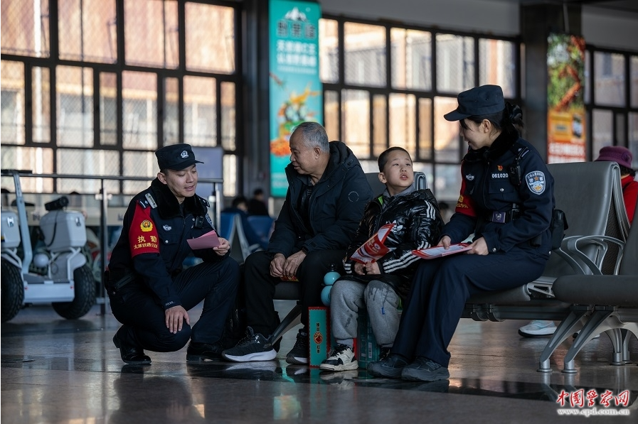 原铁路公安局太原公安处太原站派出所民警在候车室向旅客开展反诈宣传，讲解骗局套路、普及防范知识