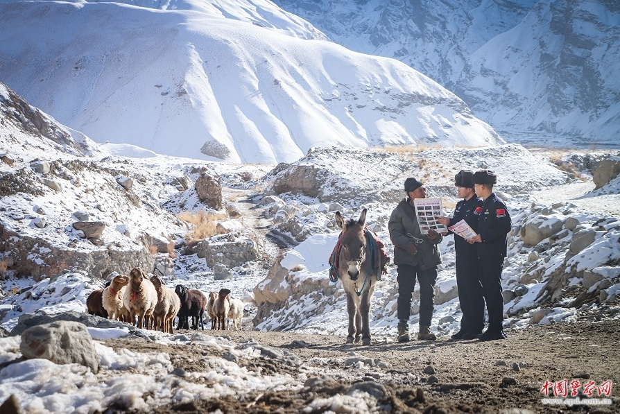 新疆出入境边防检查总站克州边境管理支队盖孜边检站民警深入辖区高寒牧区，开展送法上门活动