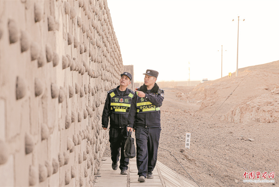 乌鲁木齐铁路公安局哈密公安处吐哈站派出所民警对辖区铁路线挡风墙进行安全巡查