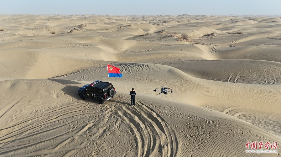 新疆维吾尔自治区尉犁县公安局特警深入塔克拉玛干沙漠腹地操控警用无人机升空