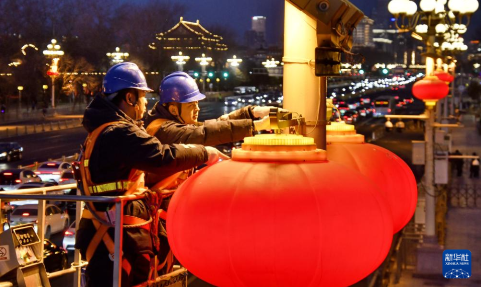 北京：大红灯笼装点长安街