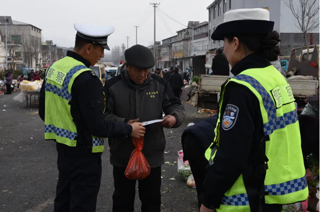 平邑大队组织民辅警前往农村集市，开展了以&ldquo;送安全、迎新春&rdquo;为主题的宣传活动