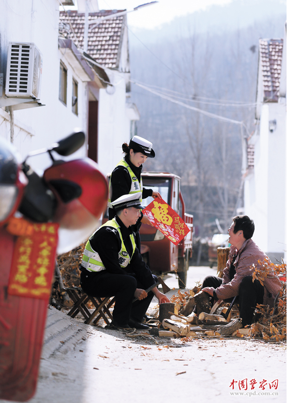 山东省泰安市公安局交管支队民警辅警深入乡村社区，面对面向群众讲解交通安全知识