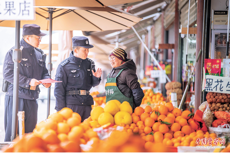 湖北省兴山县公安局组织民警辅警加强辖区治安防控、交通管理，积极营造平安祥和的节日氛围。