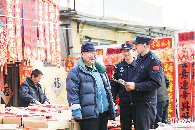 辽宁出入境边防检查总站丹东边境管理支队浪头边境派出所组织民警来到辖区商业网点宣传边境法规