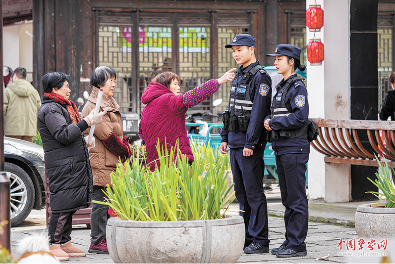 浙江省义乌市公安局佛堂派出所民警走进辖区年货大集向群众宣传反诈知识