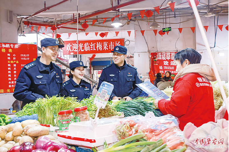 常州市公安局天宁分局红梅派出所民警走进辖区菜市场，向摊主和群众讲解食品安全知识及相关法律法规