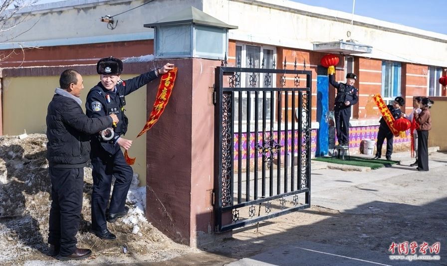 新疆出入境边防检查总站昌吉边境管理支队库甫边境派出所组织民警与群众一起贴对联、挂灯笼