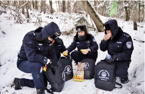 雪深齐腰、警车趴窝，这群守林人为何执着前行？