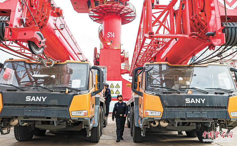 山东出入境边防检查总站日照出入境边防检查站民警对一批即将装船出口的国产工程装备进行检查