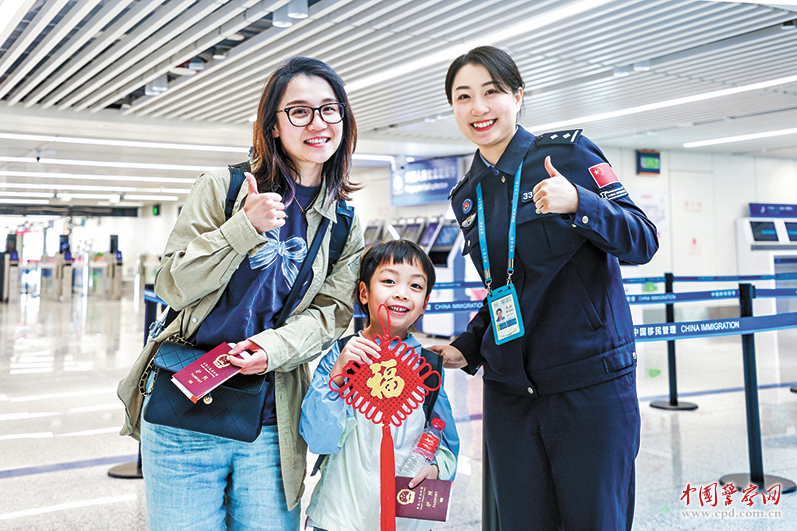 海口出入境边防检查总站执勤民警向入境旅客赠送中国结
