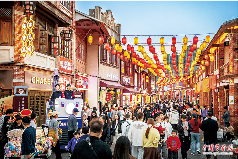 福建漳州市公安局漳州110支队民警辅警在漳州古城巡逻执勤