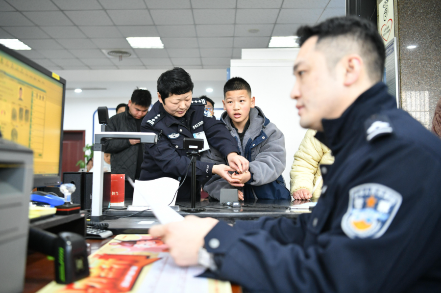 安徽省阜南县行政服务中心，公安窗口工作人员在为群众办理身份证业务