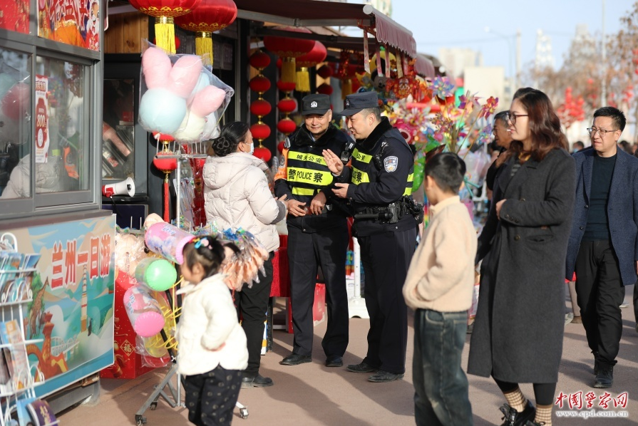 甘肃省兰州市公安局城关分局靖远路派出所民警辅警在金城关景区巡逻防控、服务游客