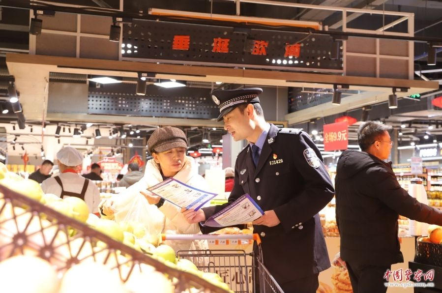 甘肃省张掖市公安局甘州分局组织民警辅警走进辖区超市开展反诈宣传