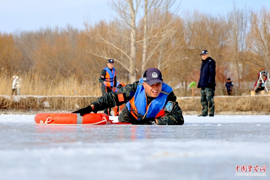 新疆维吾尔自治区伊宁县公安局&ldquo;天鹅警护队&rdquo;队员开展冰面救援演练