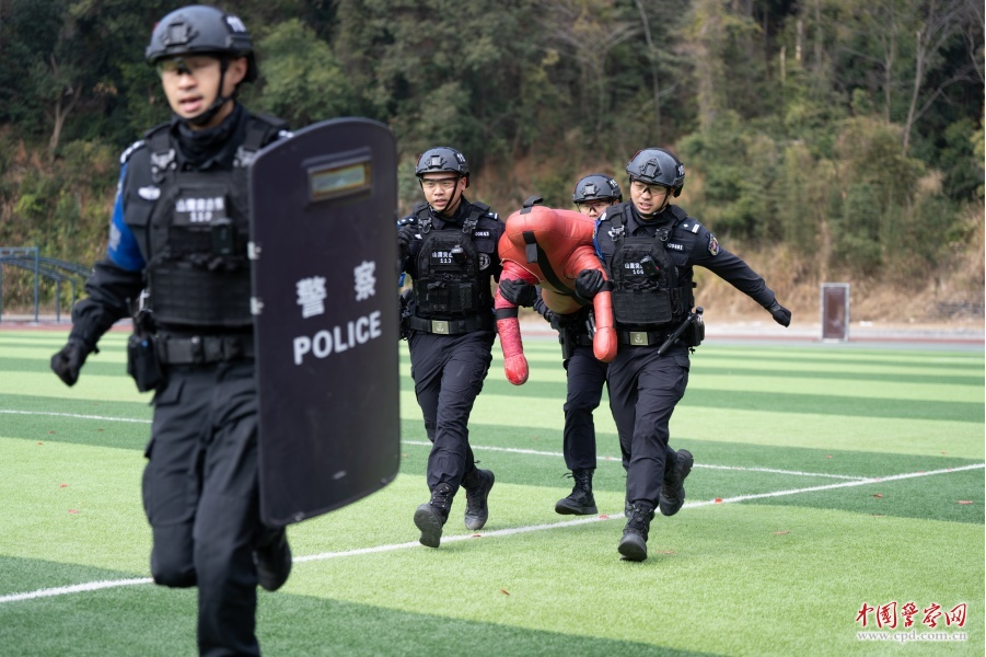福建省三明市公安局巡特警反恐支队队员开展紧急救援训练