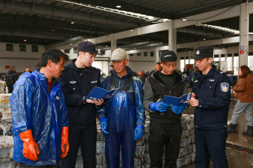 浙江省岱山县公安局岱东派出所民辅警走进辖区企业开展反诈宣传