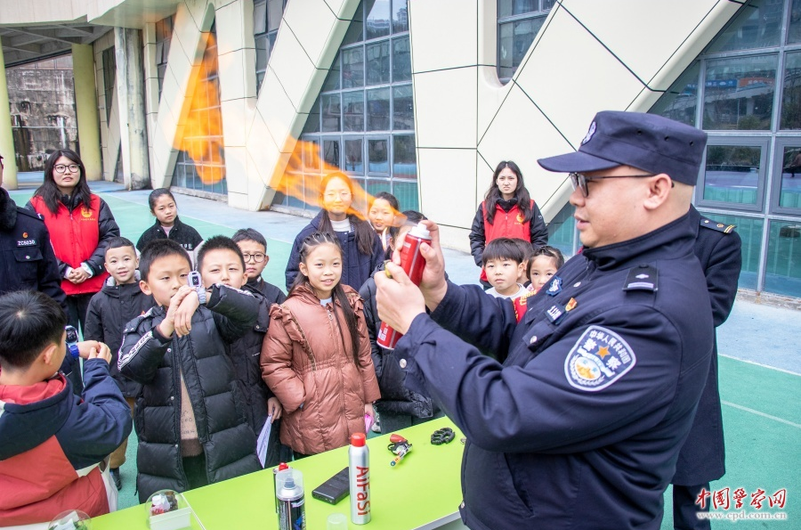 成都铁路公安局重庆公安处巫山站派出所民警向青少年讲解易燃易爆品特性