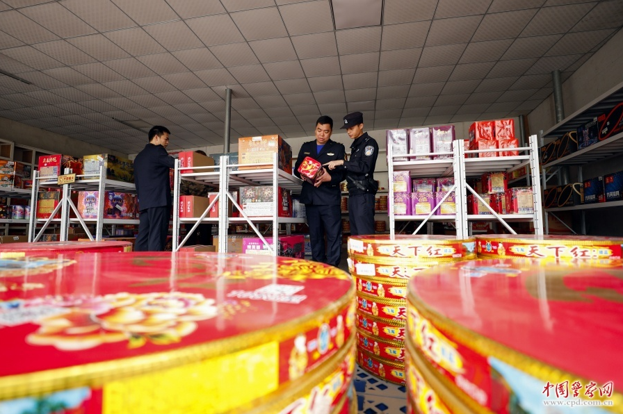广西壮族自治区贺州市公安局平桂分局望高派出所联合市场监管部门在烟花爆竹经营门店检查。