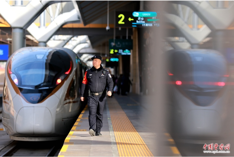 北京铁路公安局北京公安处北京站派出所民警在北京站站台巡逻执勤