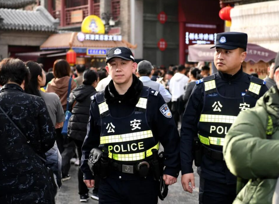 骐骥守平安 警徽耀万家