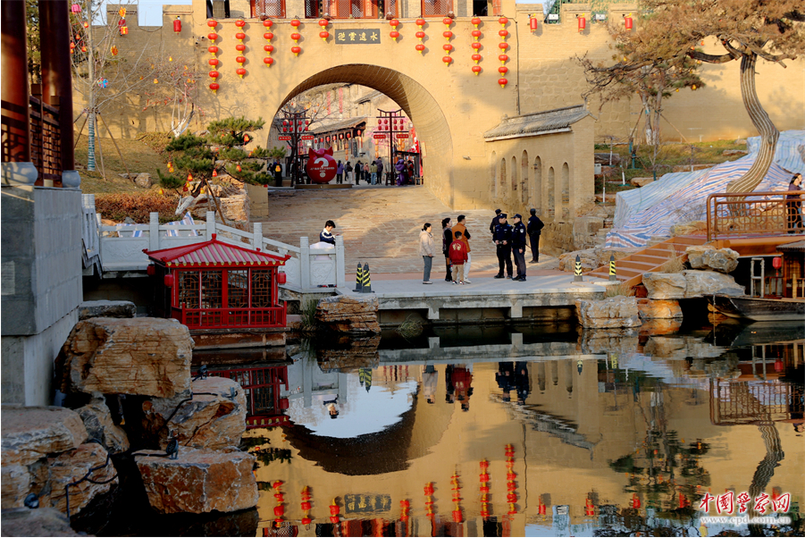 山西省阳城县公安局民警辅警向游客宣传安全知识