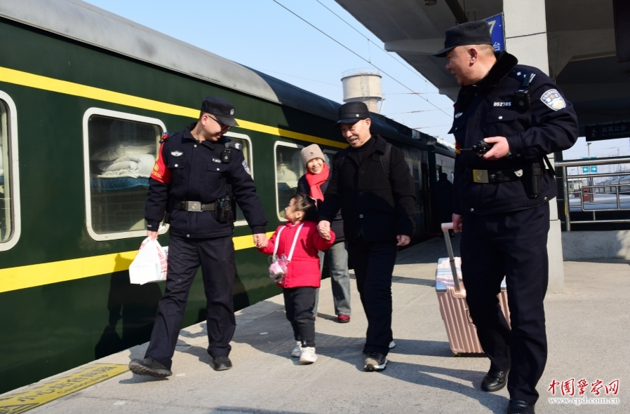 郑州铁路公安局郑州公安处新乡站派出所民警辅警帮助老人儿童安全进站上车