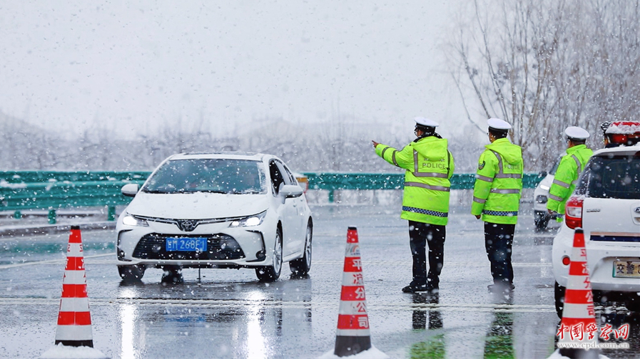 正宁县公安局交管大队民警引导驾驶人绕行