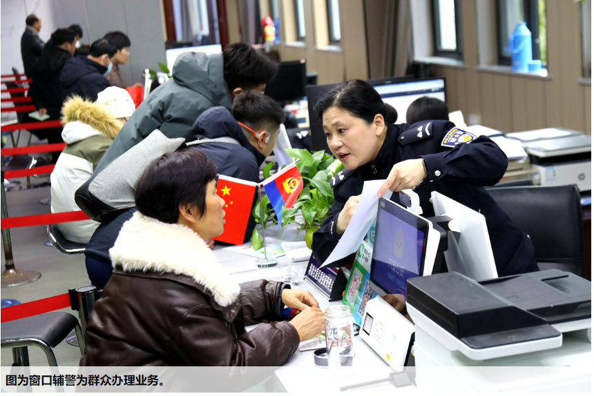 安徽省舒城县公安局政务服务综合窗口迎来办证高峰