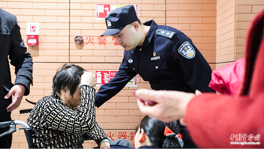 执勤民警发现乘客晕倒后，迅速启动警企联动机制开展救助