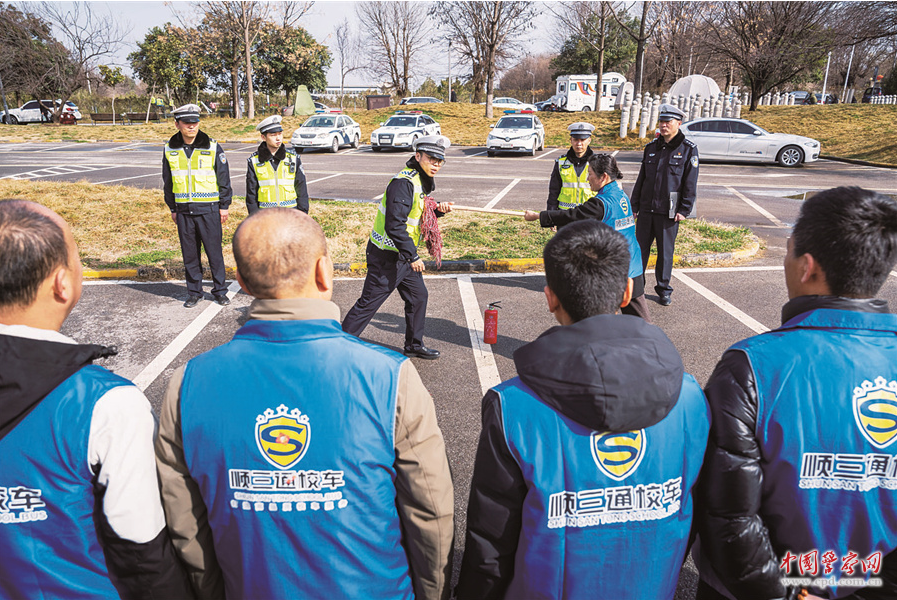 陕西省西安市公安局交通管理支队民警为校车驾驶人演示遇到突发紧急情况的处置