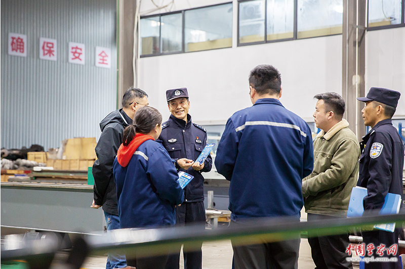 舟山市公安局定海区分局高新派出所民警对复工工人开展电信网络诈骗防范宣传