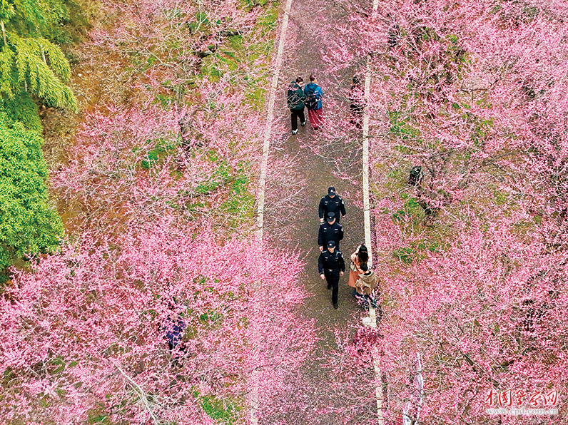 浙江省长兴县公安局城东派出所民警辅警在辖区景区内开展巡逻值守