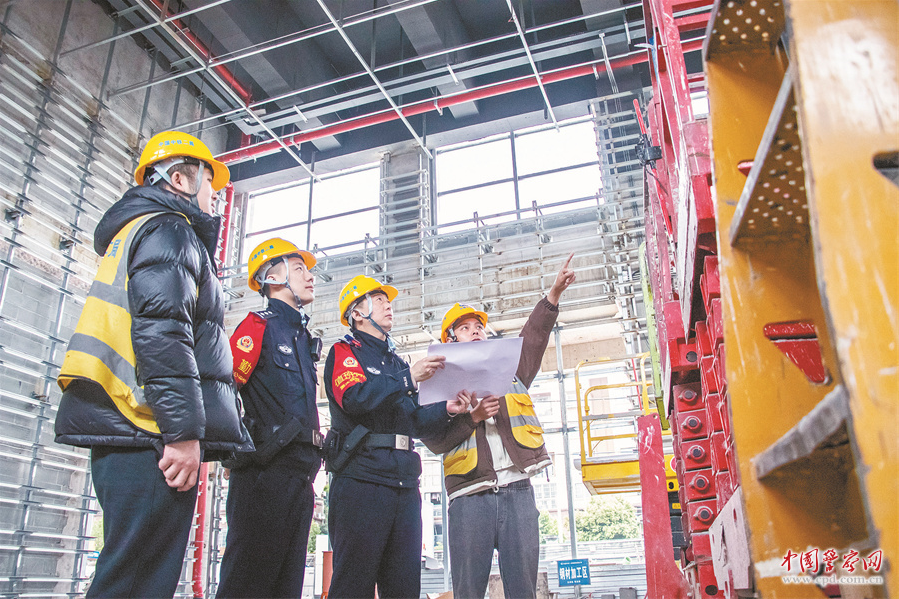 成都铁路公安局重庆公安处江津北站派出所民警对施工工地用电情况进行检查