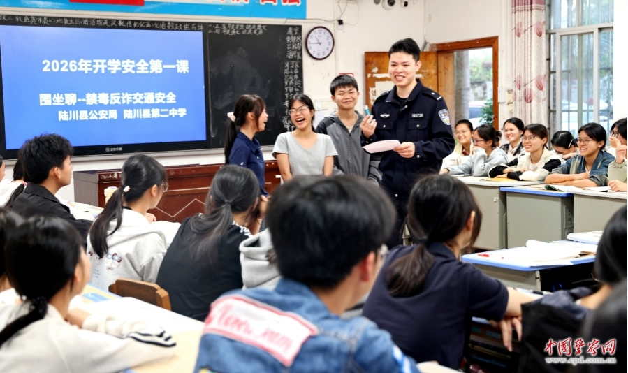 广西壮族自治区陆川县公安局民警向学生们讲解安全防范技巧