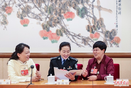 全国人大代表、民警郭淑琴与小组成员展开讨论